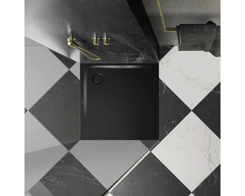 Receveur de douche noir dans une salle de bains avec carrelage en damier