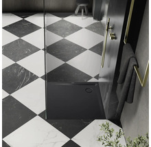 Douche noire avec paroi en verre sur carrelage en damier