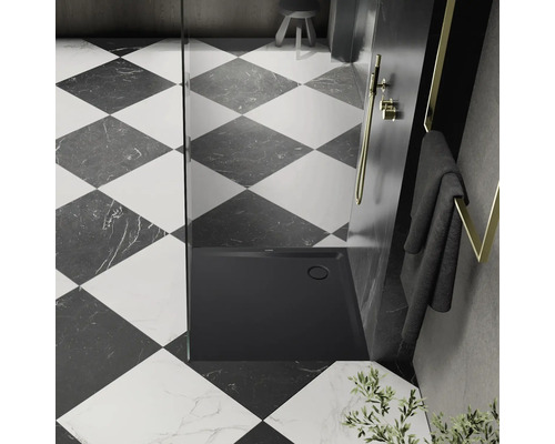 Douche noire avec paroi en verre sur carrelage en damier