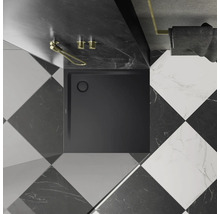 Receveur de douche dans une salle de bain avec carrelage en damier