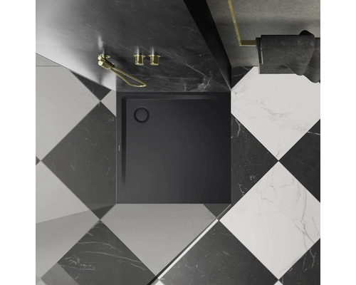 Receveur de douche dans une salle de bain avec carrelage en damier
