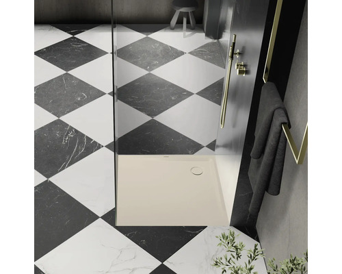 Salle de bains avec receveur de douche, serviette et carrelage en damier