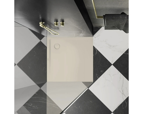 Receveur de douche carré avec robinetterie et porte-serviettes dans la salle de bain