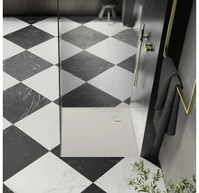 Salle de bain avec receveur de douche, paroi de douche et carrelage à damier