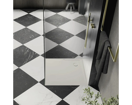 Badezimmer mit Duschwanne, Duschabtrennung und Schachbrettfliesen