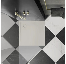 Salle de bain avec receveur de douche, robinetterie de douche et carrelage en damier