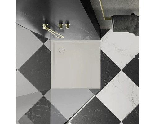 Badezimmer mit Duschwanne, Duscharmatur und Schachbrettfliesen