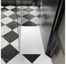 Salle de bains avec carrelage de sol carré, douche et serviette