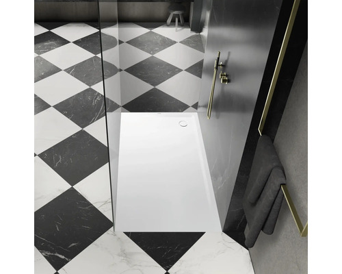 Salle de bains avec carrelage de sol carré, douche et serviette