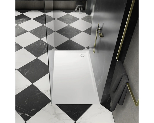 Salle de bain moderne avec receveur de douche, carrelage à motif en damier et accents dorés