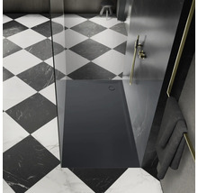 Douche à l'italienne avec receveur plat dans une salle de bains avec carrelage en damier
