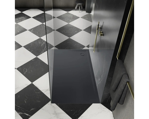 Begehbare Dusche mit flacher Duschwanne in einem Badezimmer mit Schachbrettfliesen