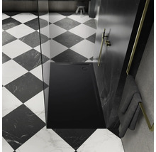 Receveur de douche noir dans salle de bain avec carrelage en damier