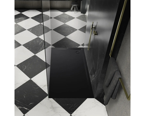 Receveur de douche noir dans salle de bain avec carrelage en damier