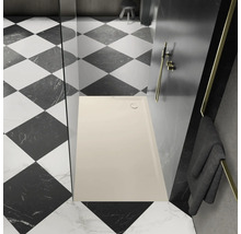 Ebenerdige Dusche mit Duschrinne und schwarz-weissem Schachbrettmuster im Badezimmer.
