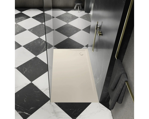 Douche à l'italienne avec caniveau de douche et motif en damier noir et blanc dans la salle de bain.