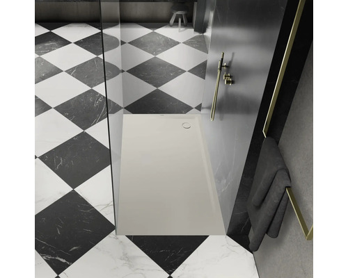 Badezimmer mit Duschwanne, Duscharmatur und Schachbrettfliesen