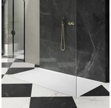 Salle de bain moderne avec marbre noir, cabine de douche et carrelage en damier
