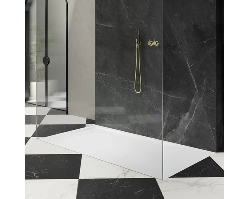 Salle de bain moderne avec marbre noir, cabine de douche et carrelage en damier