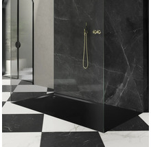 Modernes Badezimmer mit schwarzer Duschwanne, goldener Duschgarnitur und Schachbrettfliesen