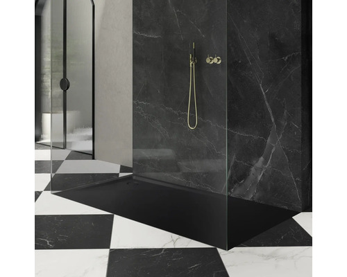 Salle de bains moderne avec receveur de douche noir, mur en marbre et carrelage en damier