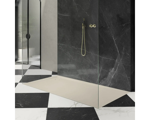 Douche à l'italienne avec receveur et paroi en verre dans une salle de bain à motif en damier