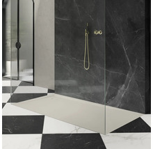 Begehbare Dusche mit Duschwanne, Glaswand und Armatur vor gefliester Wand
