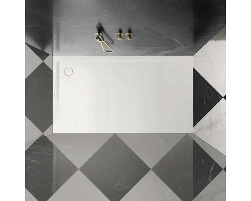 Receveur de douche rectangulaire dans salle de bains avec carrelage