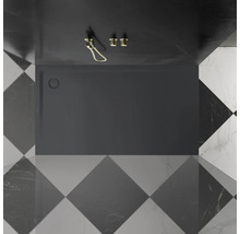 Receveur de douche dans une salle de bain avec motif de carreaux en damier