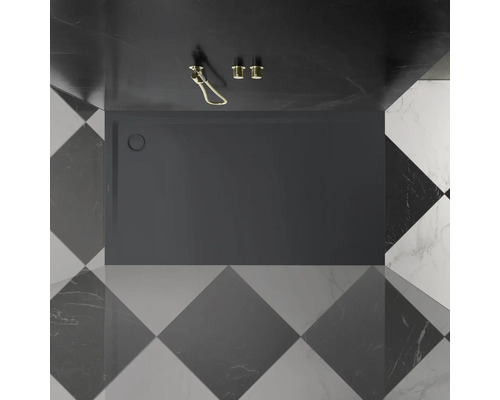 Duschwanne im Badezimmer mit Schachbrettfliesenmuster