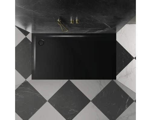 Schwarze Duschwanne in einem Badezimmer mit Schachbrettfliesen