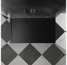 Receveur de douche noir dans une salle de bain avec carrelage en damier
