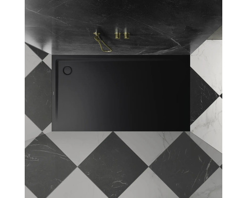 Receveur de douche noir dans une salle de bain avec carrelage en damier