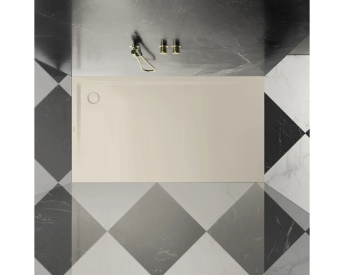 Vue de dessus d'un receveur de douche rectangulaire avec garniture d'écoulement et robinetterie de douche dans une salle de bain avec un motif en damier sur le sol.