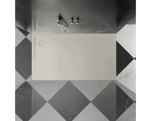 Aufnahme von oben einer Duschwanne im Badezimmer mit Marmorfliesen