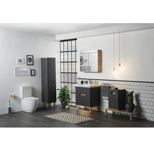 Modernes Badezimmer mit Waschtisch, Spiegelschrank, Hochschrank und Toilette