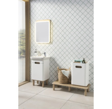 Badezimmer mit Waschtisch, Spiegel mit Beleuchtung, Ablage und Wäschekorb