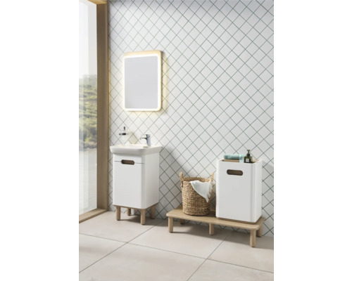 Badezimmer mit Waschtisch, Spiegel mit Beleuchtung, Ablage und Wäschekorb