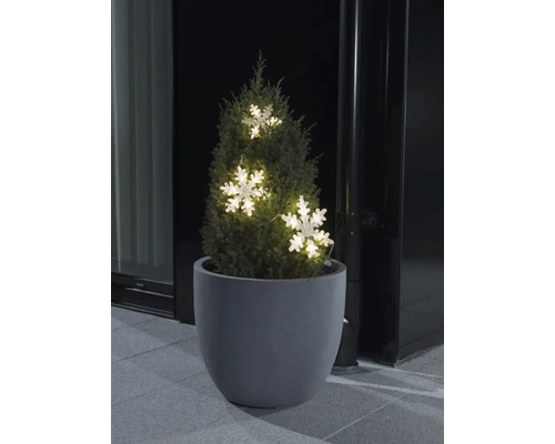 LED Lichterkettenvorhang Konstsmide aussen 8 LEDs Lichtfarbe warmweiss batteriebetrieben inkl. 6 Stunden Timer Dekorativer Nadelbaum im Pflanzkübel mit Schneeflockenlichterkette