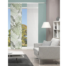 Wohnzimmer mit Schiebegardinen, Sesseln und Bücherregal