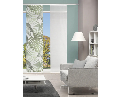 Wohnzimmer mit Schiebegardinen, Sesseln und Bücherregal