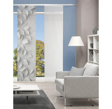 Wohnzimmer mit Schiebevorhängen, Sessel und Bücherregal für Wohnraumgestaltung