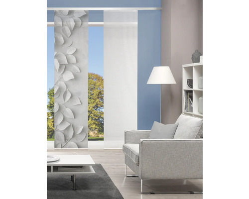 Wohnzimmer mit Schiebevorhängen, Sessel und Bücherregal für Wohnraumgestaltung