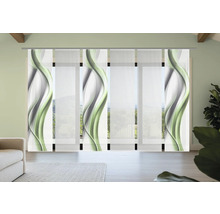 Schiebegardine mit abstraktem Wellenmuster vor Fenster