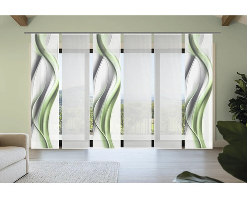 Schiebegardine mit abstraktem Wellenmuster vor Fenster
