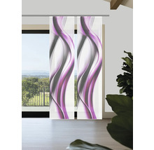 Zwei Schiebegardinen mit abstraktem Wellenmuster vor einem Fenster