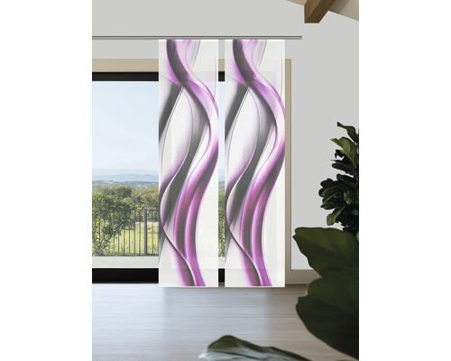 Zwei Schiebegardinen mit abstraktem Wellenmuster vor einem Fenster