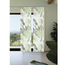 Zwei Schiebegardinen mit Monstera-Blatt-Motiv vor einem Fenster