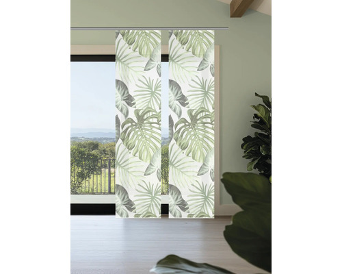 Zwei Schiebegardinen mit Monstera-Blatt-Motiv vor einem Fenster