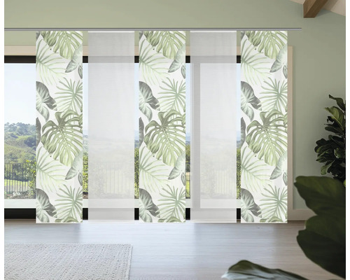 Schiebegardinen mit Blattmuster vor einem Fenster